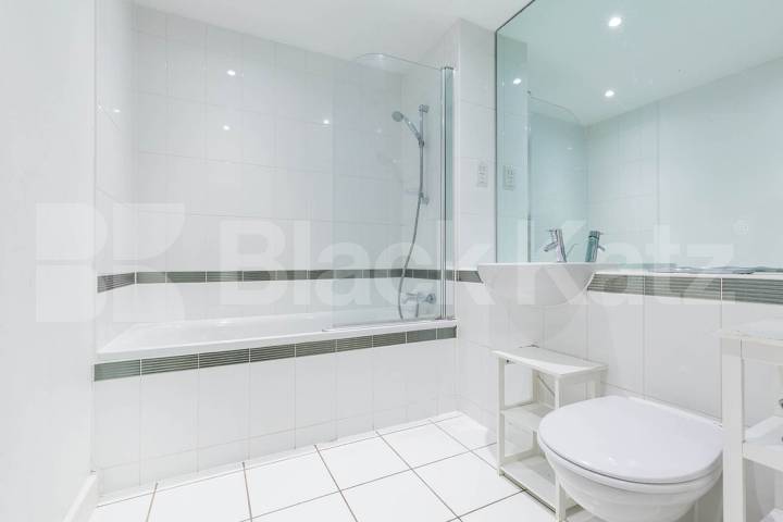 Exceptional spacious 2 bed 2 bath within a private luxury development  Buckler Court, Eden Grove, Holloway